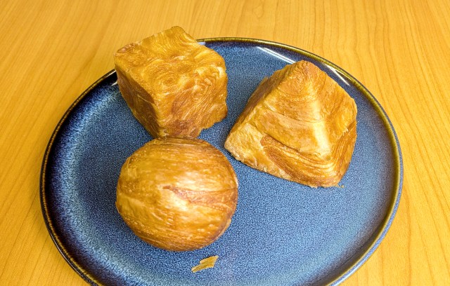 三日月形じゃない！ 進化形の「丸」「三角」「四角」のクロワッサン発見！ 半割りにしたらちゃんとクロワッサンだった
