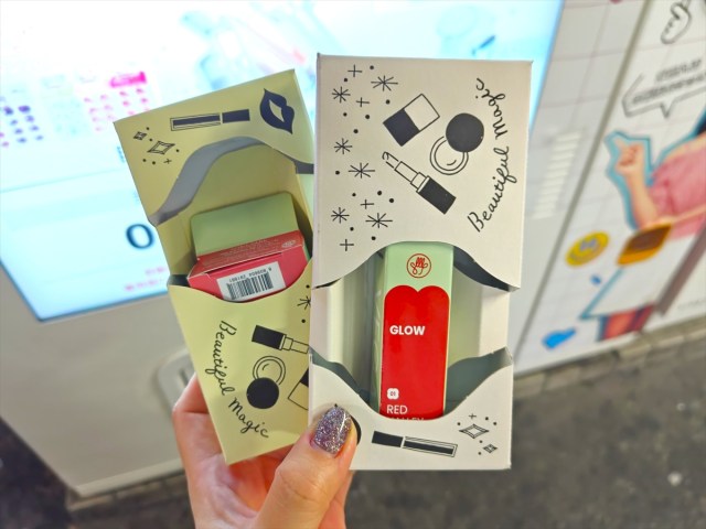 自動販売機にオススメされた初見の激安コスメを試してみた結果 → 新しい自分が爆誕したかもしれない!?