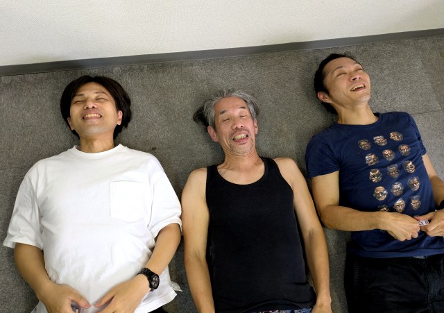 「仰向けに寝て目薬をさすと気持ちがいい」と同僚に勧めて、3人で目薬をさしたら何だかシュールになった… 「仰向けに寝て目薬をさすと気持ちがいい」と同僚に勧めて、3人で目薬をさしたら何だかシュールになった…