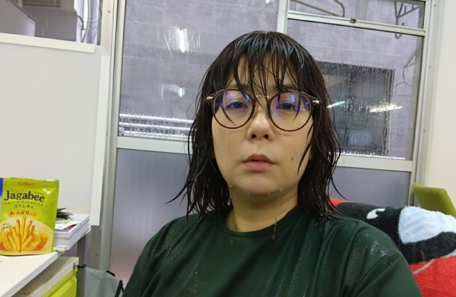 【検証】びしょ濡れの人妻が考える「傘を強くする方法」/ 台風は激化しているのに、なぜ傘は弱くなる一方なのか？