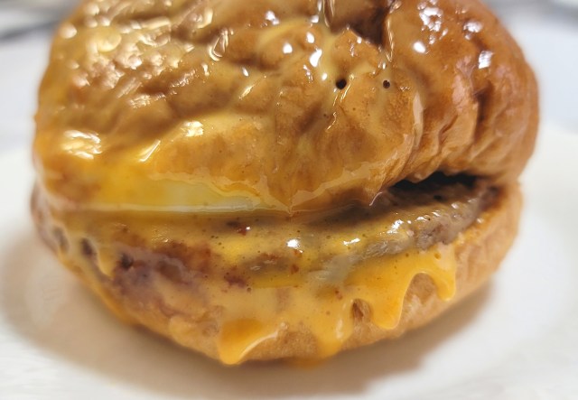 「月見商戦」初本格参入のファミマが、大胆にも「月見バーガー」を売り出していたので食べてみた