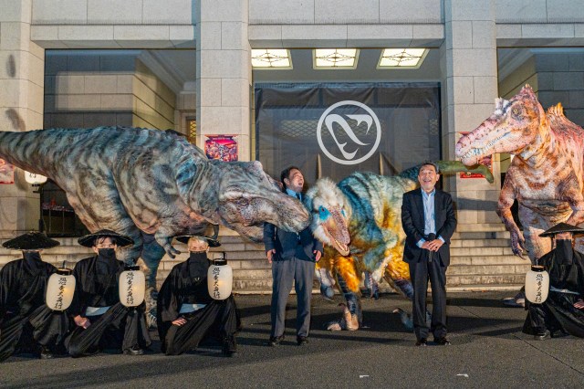 【東博】伝説のイベントが帰ってくるぞ！「恐竜大夜行2025」はガチ!!  恐竜の迫力に及び腰のカメラマンとキッズモデル、そして食われる副館長