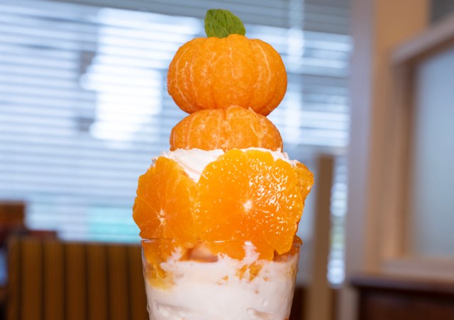 ジョナサンのミカンパフェがミカンまみれでヤバいぞ！ 脳筋みかんなパワー系パフェと、テクニカルな大福の満足度はガチだ!!