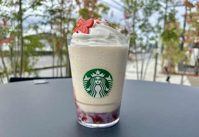 スタバの新作『ストロベリー & ジョイフルメドレー ティー フラペチーノ』は紅茶とイチゴの最強コンビだ! 何度でも飲みたい美味しさで最高!! スタバの新作『ストロベリー & ジョイフルメドレー ティー フラペチーノ』は紅茶とイチゴの最強コンビだ! 何度でも飲みたい美味しさで最高!!