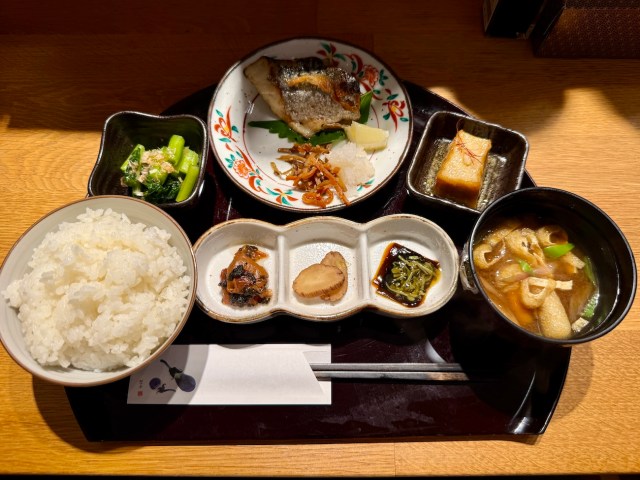 【麻布十番駅1分】旅館の朝ごはんが食べられる「あみ城」の朝定食（1400円）が豪華すぎて通いたい / 朝サウナと組み合わせれば完全にキマる