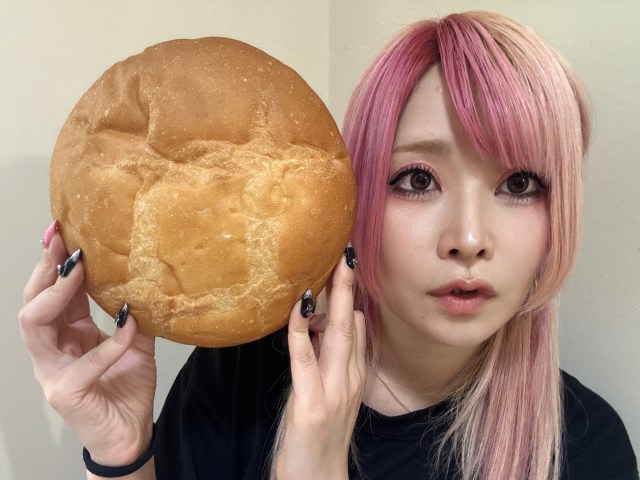 【デカい安いウマい】サイズと形がバグってるラ・ムーの『フランスパン(105円)』と『ロシアパン(198円)』が普通にウマくて物価もバグる!!! 【デカい安いウマい】サイズと形がバグってるラ・ムーの『フランスパン(105円)』と『ロシアパン(198円)』が普通にウマくて物価もバグる!!!