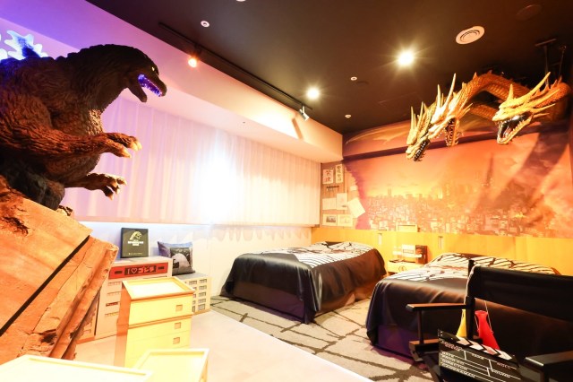 【潜入】ゴジラに囲まれて一泊約14万円！ ホテルグレイスリー新宿「ゴジラVSキングギドラルーム」の徹底ぶりがすごすぎた