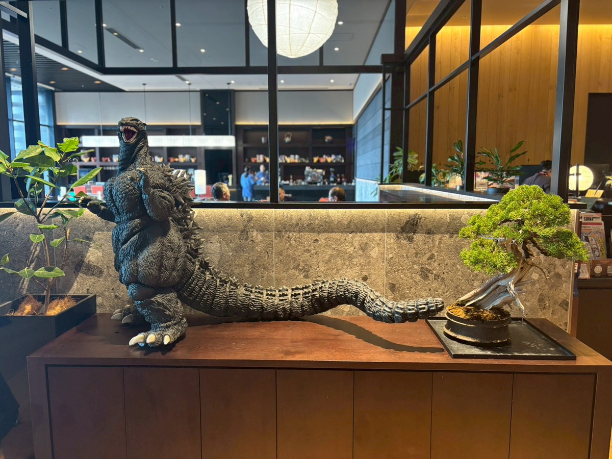 潜入】ゴジラに囲まれて一泊約14万円！ ホテルグレイスリー新宿
