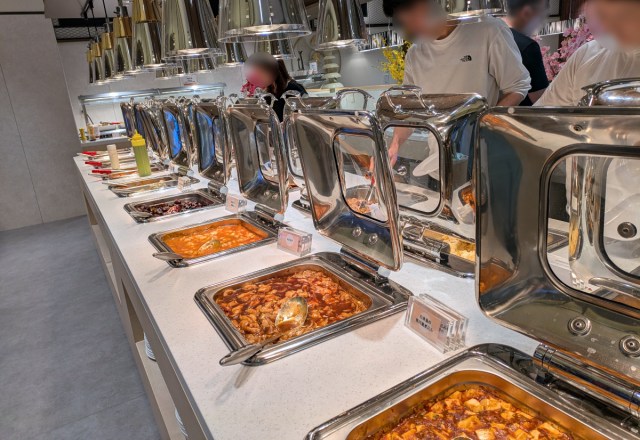 平日ランチ2時間食べ放題・ソフトドリンク飲み放題でお値段税込1300円！ 英国発のビュッフェレストランは安すぎる!!