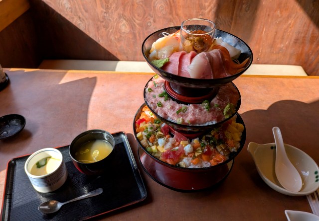 すしめん処大京の「海鮮タワー丼」は見た目がすごいだけじゃない！ ターンテーブルでグルグル回せるんだよ！