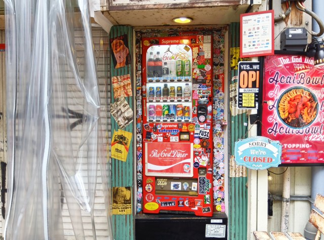 上野アメ横の自動販売機の中に「階段」が！ 上ってみたら店があった!! 元御徒町民も衝撃の秘密の店『The God Diner』潜入記