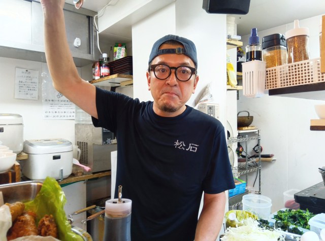 立ち食いそばマニア話題の店に聞く。牛肉カレーそばが激ウマな高田馬場『松石』は、なぜ “攻めの甘み” にたどり着いたのか 立ち食いそばマニア話題の店に聞く。牛肉カレーそばが激ウマな高田馬場『松石』は、なぜ “攻めの甘み” にたどり着いたのか