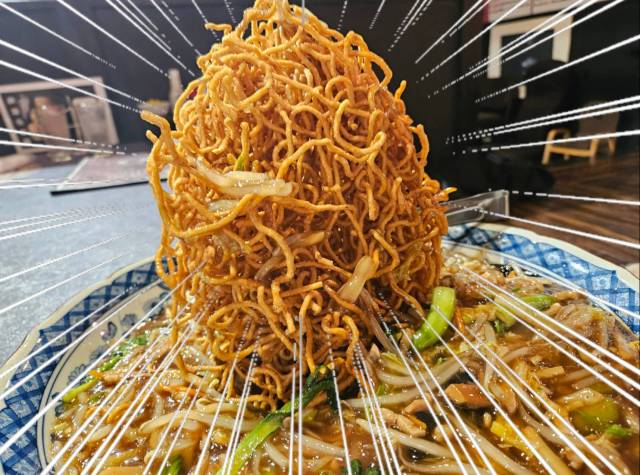 注文すると何故か爆笑が巻き起こると噂の『かた焼きそば』を注文してみた → 麺が噴き上がってるぞ!?