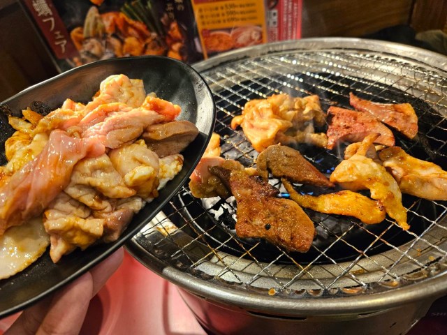 どれだけ食べても無くならない！ 「無限ランチ」という名の激安定食（1078円）が凄かった / 静岡『赤から 函南店』で発見