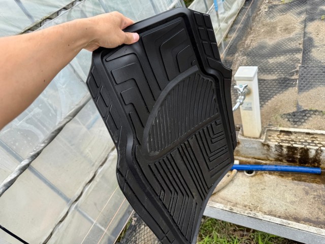 【車用品】純正マットがボロボロだったので「Amazonベーシック」に替えたら世界が変わった（再掲載）