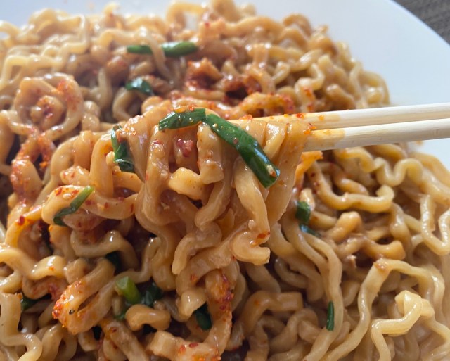 約300円でぶっ飛べる! ファミマの油そば「すず鬼」の中毒性がヤバい / アレンジしたら戻れなくなった 約300円でぶっ飛べる! ファミマの油そば「すず鬼」の中毒性がヤバい / アレンジしたら戻れなくなった