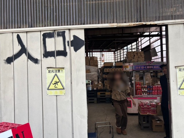 やばい倉庫じゃないよね…と思いきや「駄菓子屋あひるショップ」はお得と自由があふれるシュールなお祭り空間だった やばい倉庫じゃないよね…と思いきや「駄菓子屋あひるショップ」はお得と自由があふれるシュールなお祭り空間だった