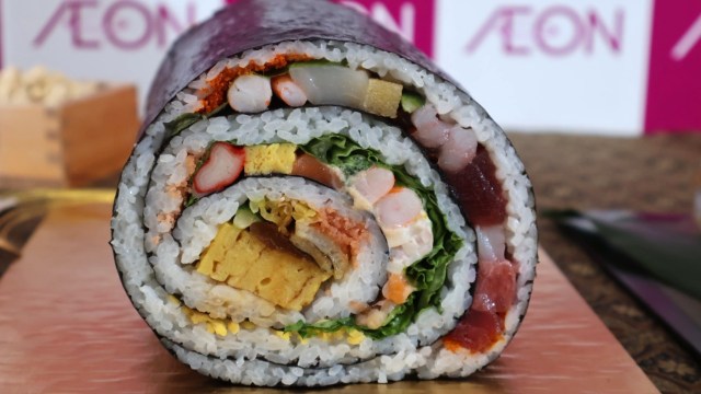 【総重量1.7kg】イオンの恵方巻に攻めた節分スタイル登場! 試食で出てきたのは、まさかの… / 早割は1月10日まで 【総重量1.7kg】イオンの恵方巻に攻めた節分スタイル登場! 試食で出てきたのは、まさかの… / 早割は1月10日まで
