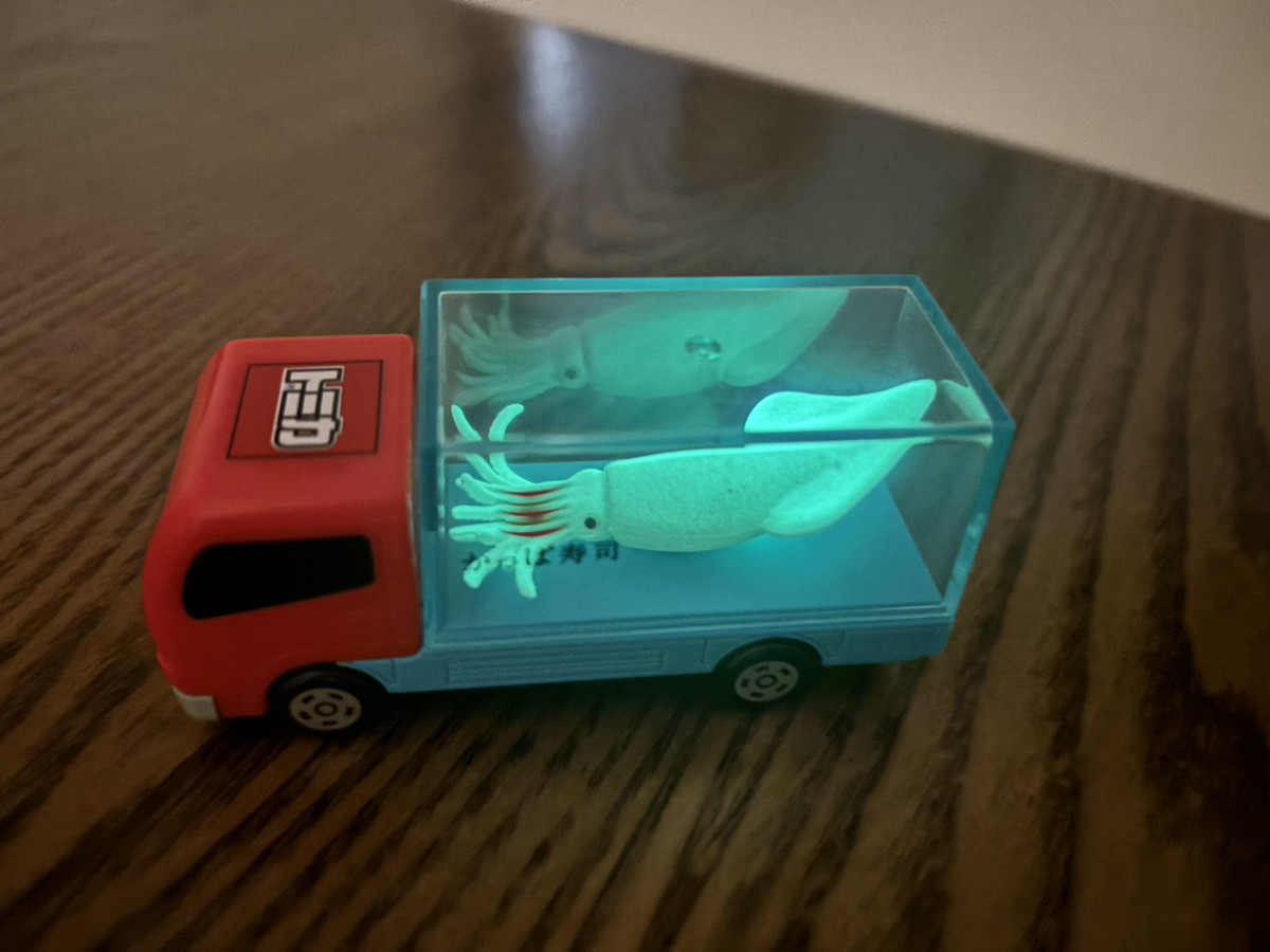 限定】かっぱ寿司 × トミカの新コラボがアツい！ 暗闇で光るイカ