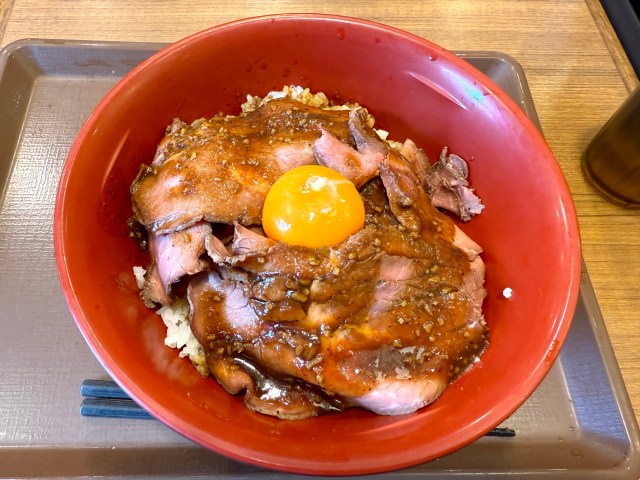 1人前2000円オーバー！ すき家の「メガローストビーフ丼」を食べた率直な感想