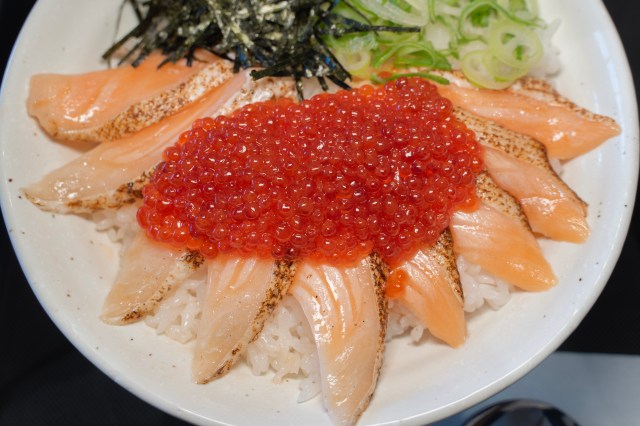 【松屋】柔軟に進化するイクラと、初手から美味いサーモン / 新作「炙りサーモンいくら丼」は濃厚なサーモンが主役