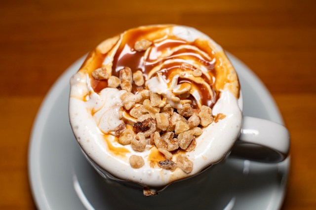 コメダの「クルミッ子」コラボメニューがマジで美味い! テクい苦みのキャラメルと、ゴリゴリのクルミ コメダの「クルミッ子」コラボメニューがマジで美味い! テクい苦みのキャラメルと、ゴリゴリのクルミ