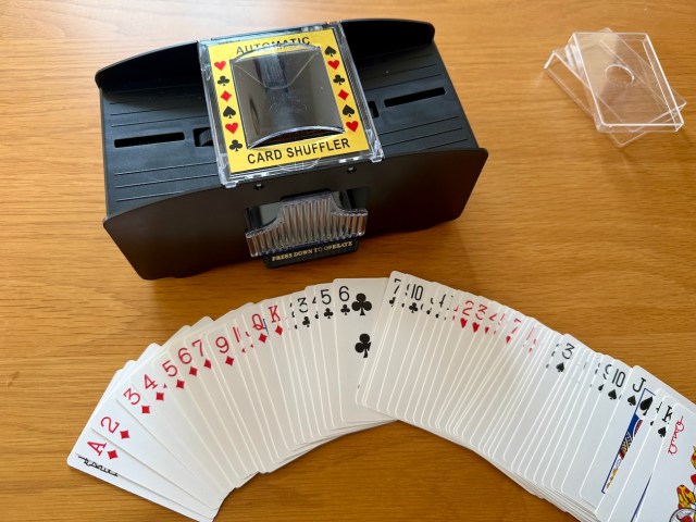 【革命】Amazonで見つけた「トランプの自動シャッフラー（1168円）」が有能すぎる / レビュー数500件以上で星4.2のベストセラー商品