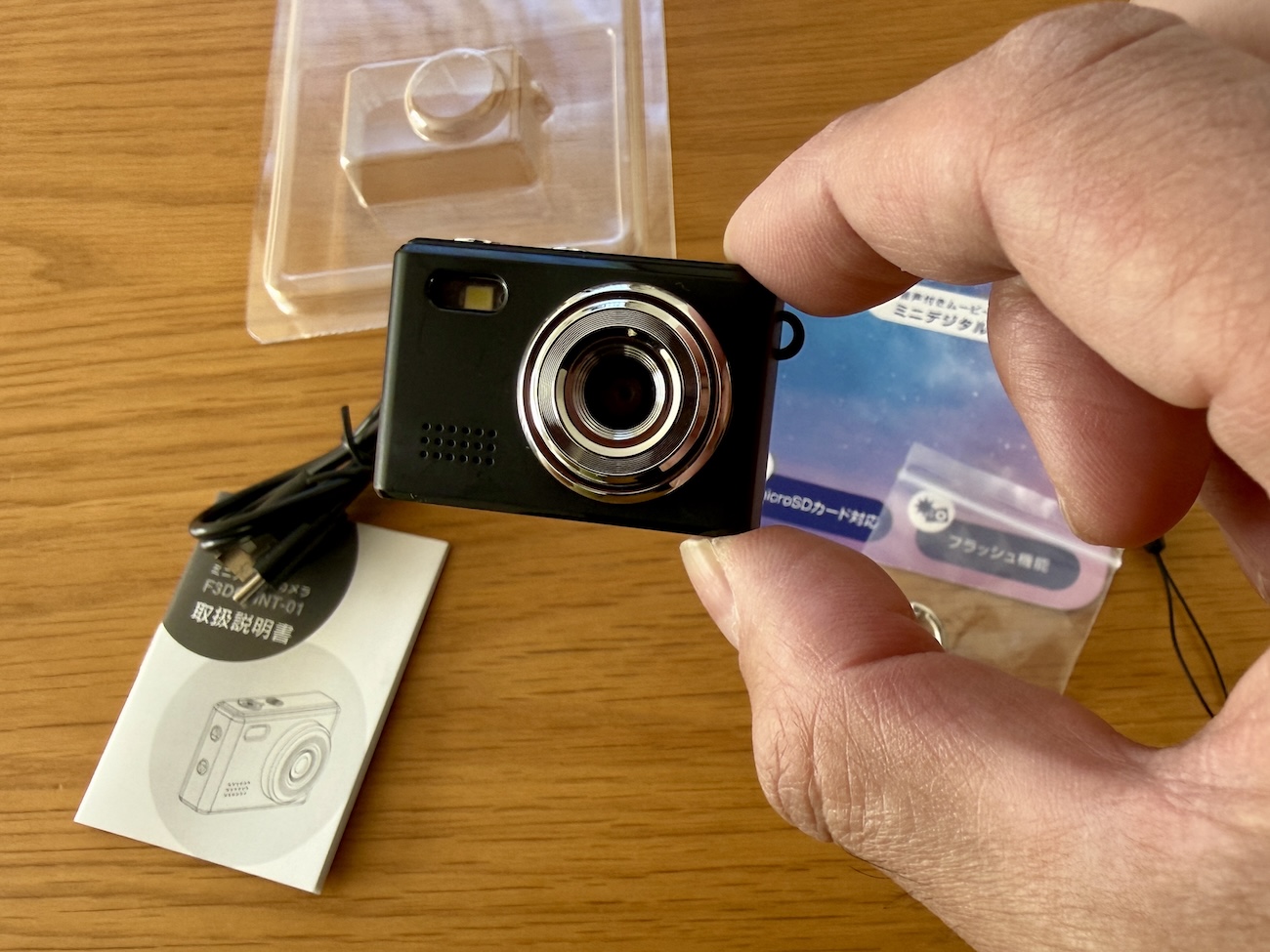 危機一髪】ゲオで買った「ミニデジカメ（2728円）」がレトロで面白い