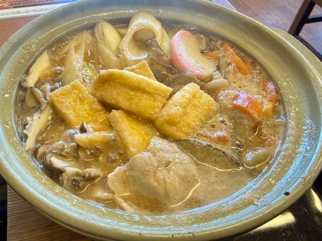 【関東民歓喜】山田うどんの「特製味噌の鍋焼きほうとう」が具沢山で激ウマ / 資さんの「もつ鍋うどん」と真っ向勝負か