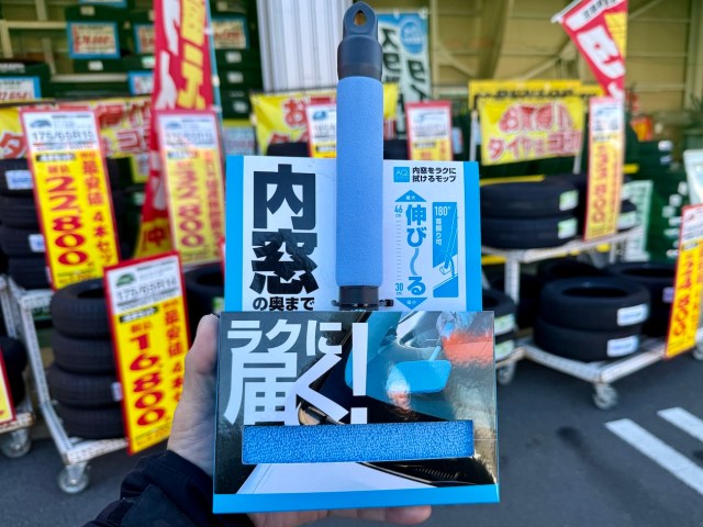 【完売続出】オートバックスで話題の「内窓をラクに拭けるモップ（898円）」を使ってみた → 今までの苦労は何だったのか