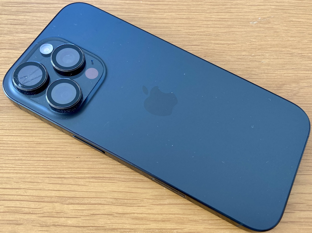 地獄】iPhoneのカメラレンズカバーが割れたので外そうとしたら…全然