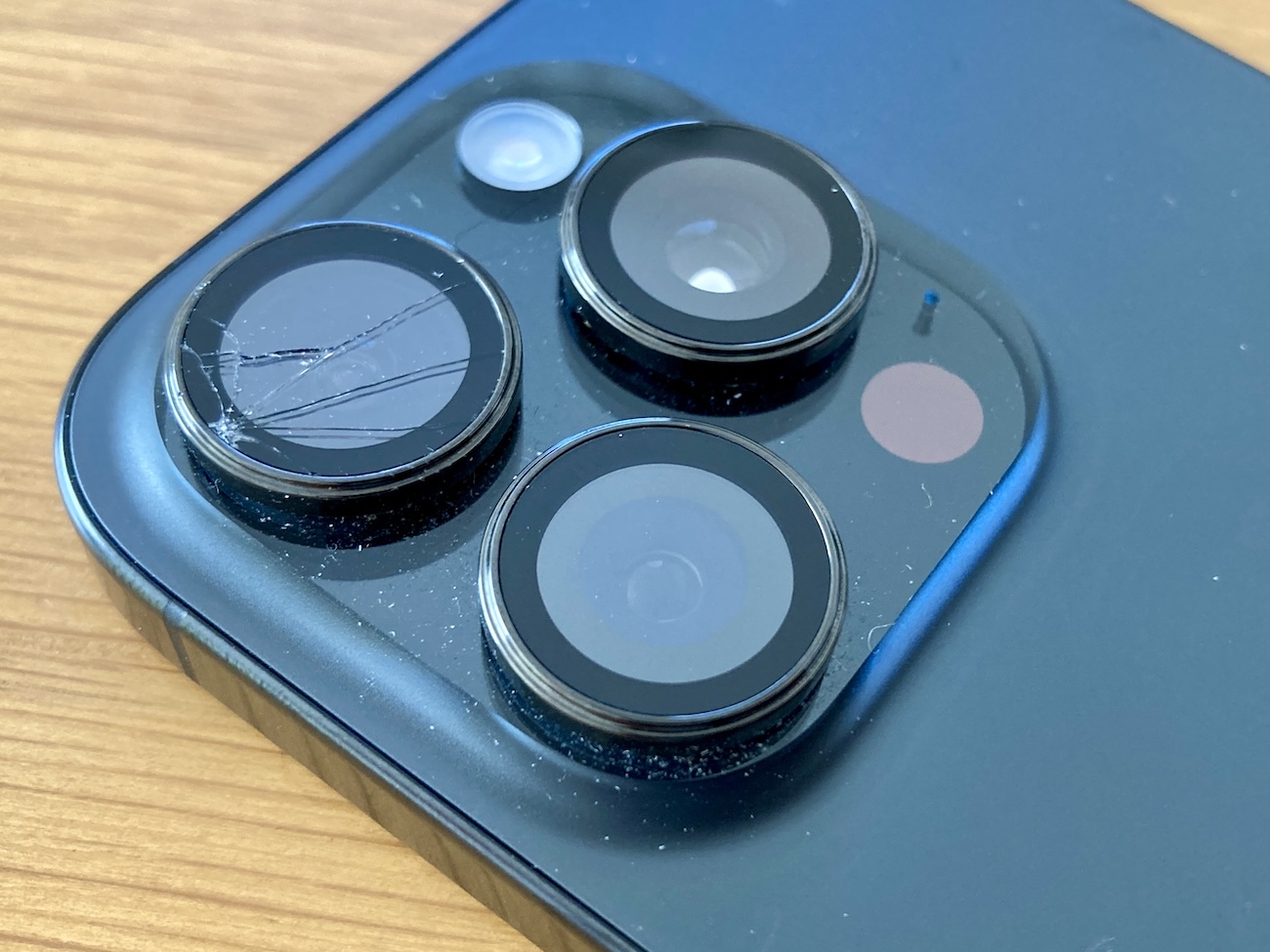 地獄】iPhoneのカメラレンズカバーが割れたので外そうとしたら…全然