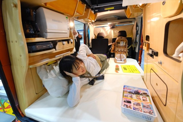 【災害対策にも】軽自動車なのに4人で眠れるキャンピングカーがすごい！ 快適過ぎてもはや住める!!