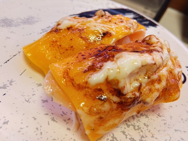 回転寿司の「チーズ創作寿司」が深いから食べ歩いてみた結果 → 密かにぶっ飛んでるチェーンがあった 回転寿司の「チーズ創作寿司」が深いから食べ歩いてみた結果 → 密かにぶっ飛んでるチェーンがあった