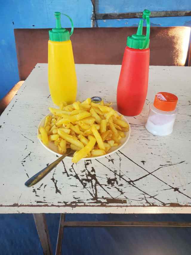 薪で揚げる山盛りポテト！ 冷え切った一皿が繋いだ、ある男との温かい思い出【カンバ通信：第432回】