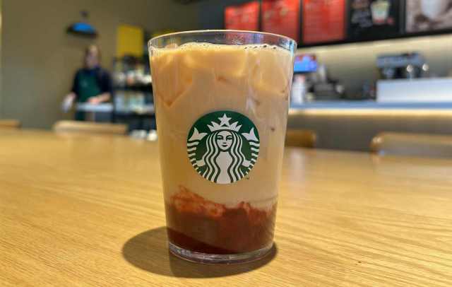 スタバがしれっと『ジョイフルメドレー 苺 ミルク ティー』の発売を開始! いやいやもっと宣伝して!! めっちゃ美味しいから…! スタバがしれっと『ジョイフルメドレー 苺 ミルク ティー』の発売を開始! いやいやもっと宣伝して!! めっちゃ美味しいから…!