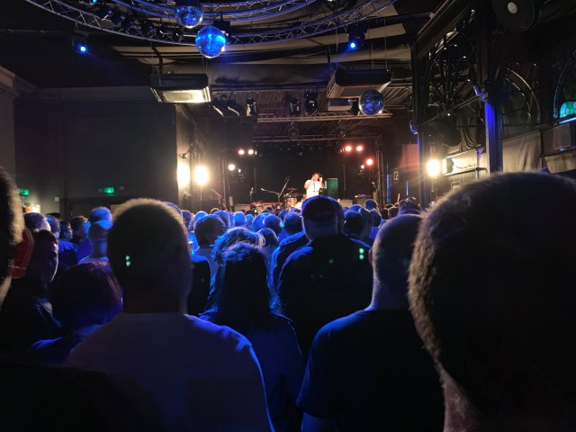 ライブでのファンの大熱唱は迷惑? それとも楽しみ方は自由? プロミュージシャンにどう思うか聞いてみた ライブでのファンの大熱唱は迷惑? それとも楽しみ方は自由? プロミュージシャンにどう思うか聞いてみた