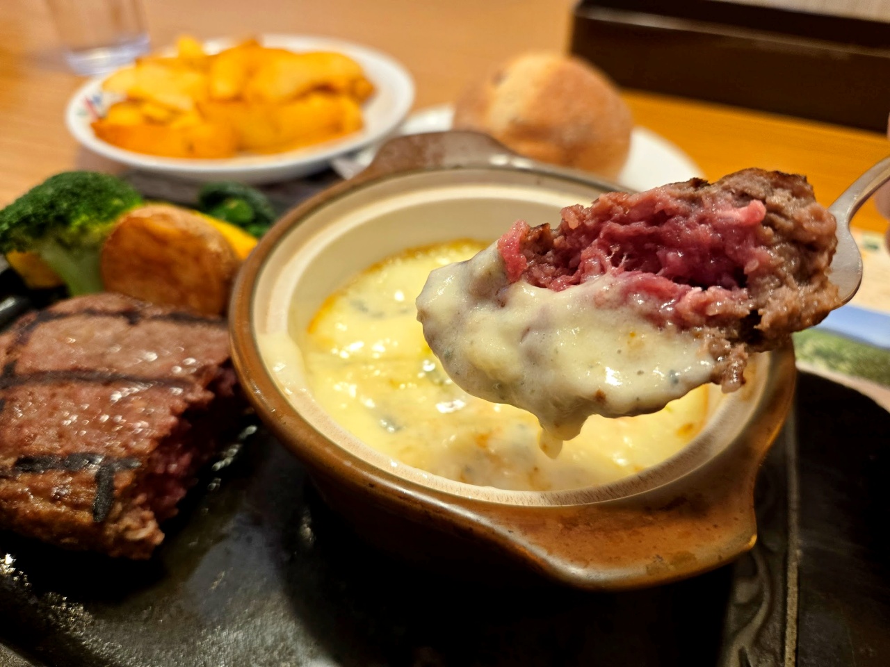 さわやかのハンバーグを熱々チーズにIN！ 今だけの贅沢メニュー「焼き