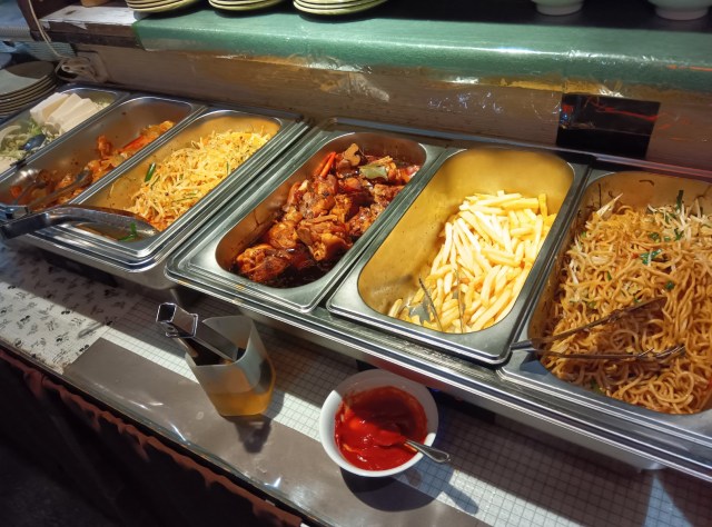 110円で食べ放題！ 高円寺のガチ中華「成都」のミニバイキングが斬新だったから、入店して真相を確かめてみた結果