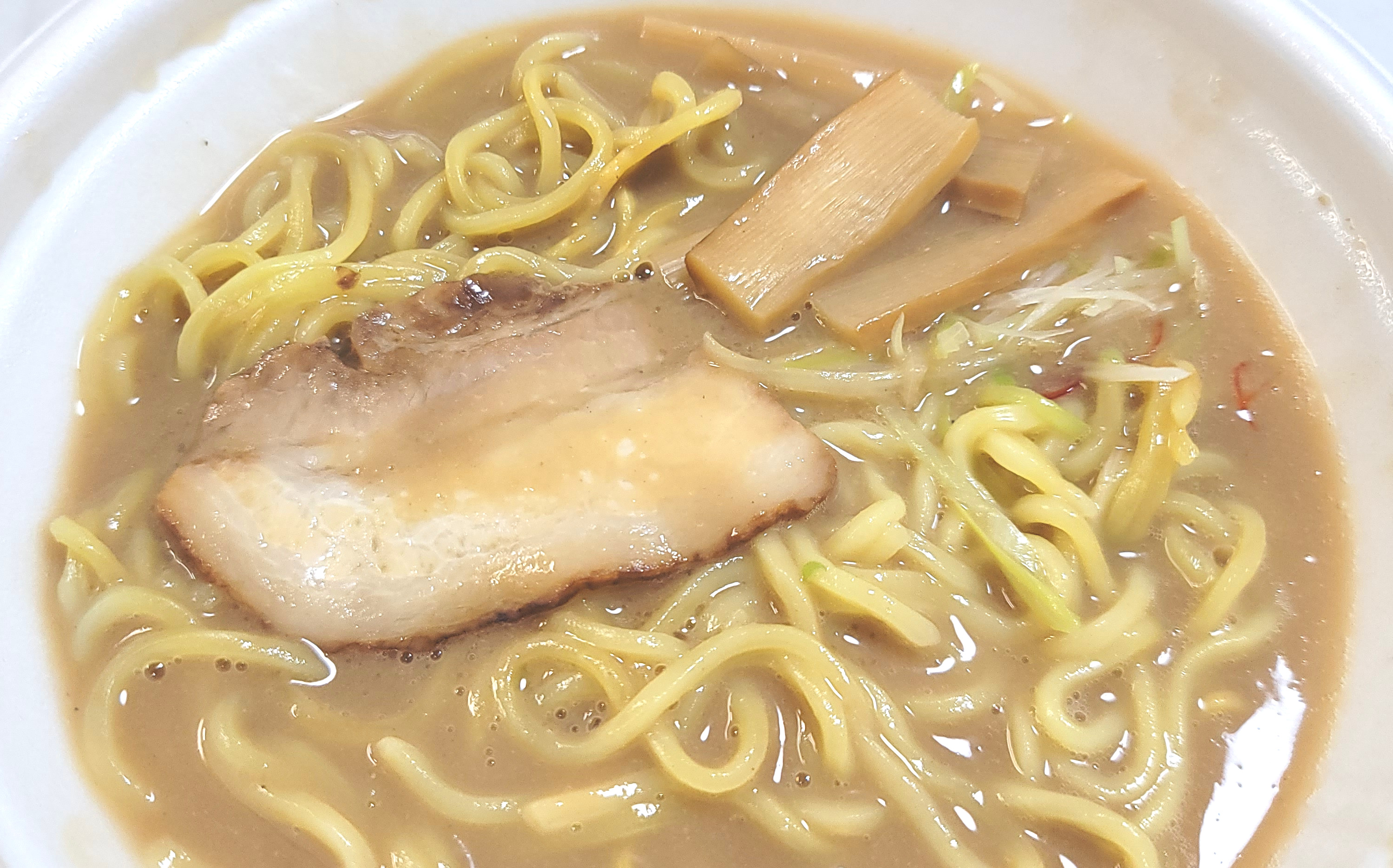 ファミマの新レンジ麺があまりに “天下一品” の雰囲気なので検証してみた / その名は「こってり鶏白湯ラーメン」