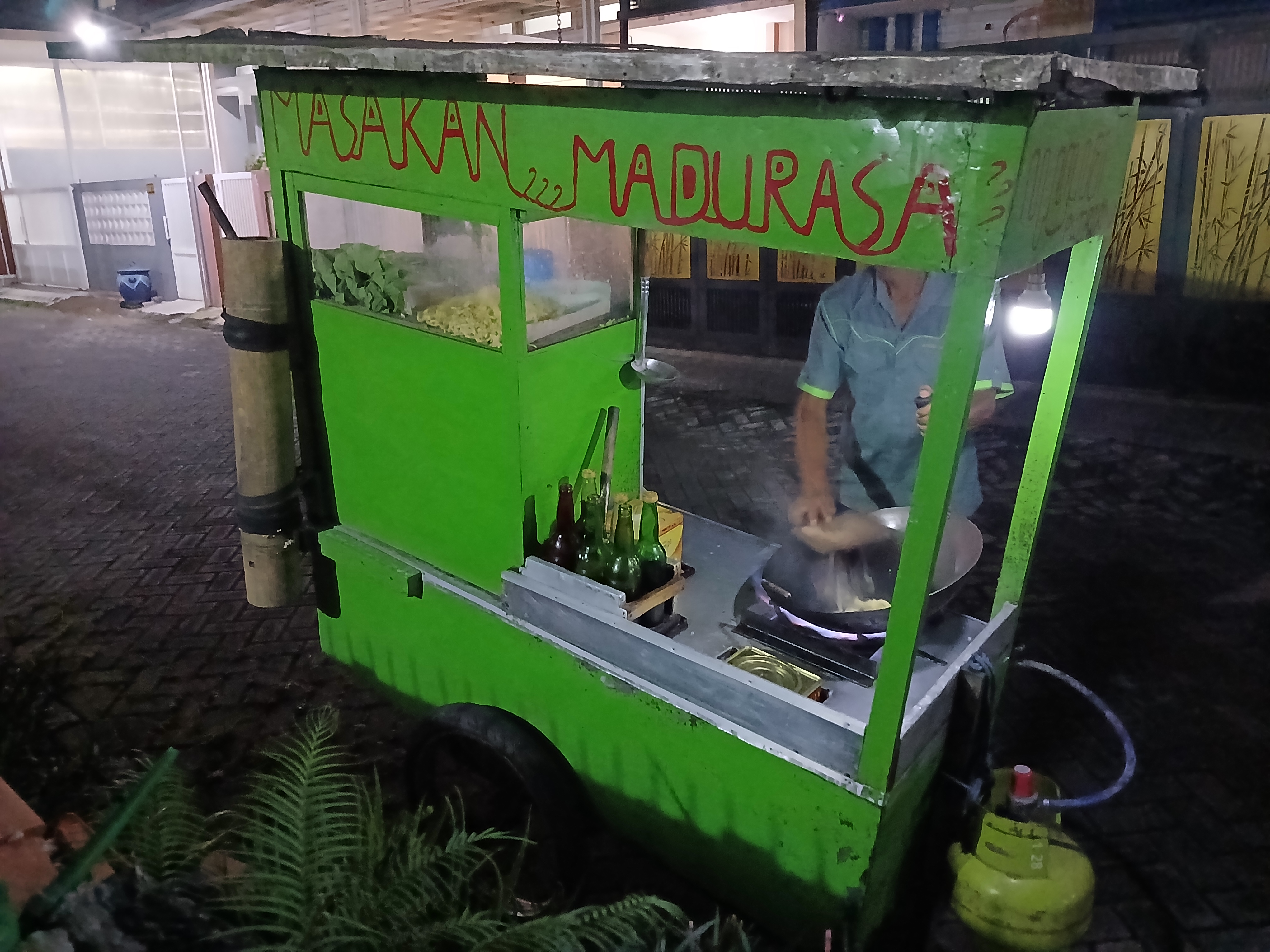 【爆速3分クッキング】137円で食べるインドネシアのナシ・ゴレンがなぜか美味しく感じる不思議