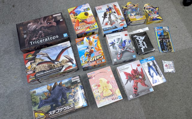 プラモ9点含む全15点入った福袋の価格はなんと……3300円! ラジオ会館「イエローサブマリン」のかんたんプラモ福袋 プラモ9点含む全15点入った福袋の価格はなんと……3300円! ラジオ会館「イエローサブマリン」のかんたんプラモ福袋