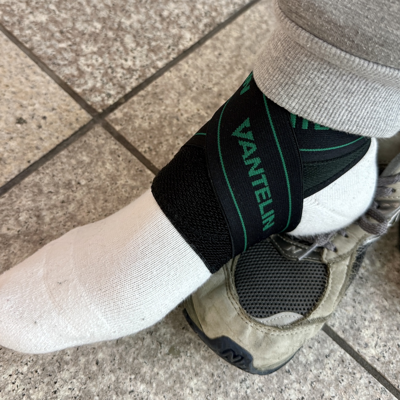 右足を何度もグネる私が「バンテリンの足首加圧サポーター」を選んだ体験談 / ワークマンのサポーターから乗り換えてみた