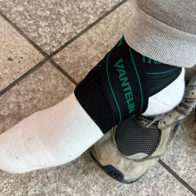 右足を何度もグネる私が「バンテリンの足首加圧サポーター」を選んだ体験談 / ワークマンのサポーターから乗り換えてみた