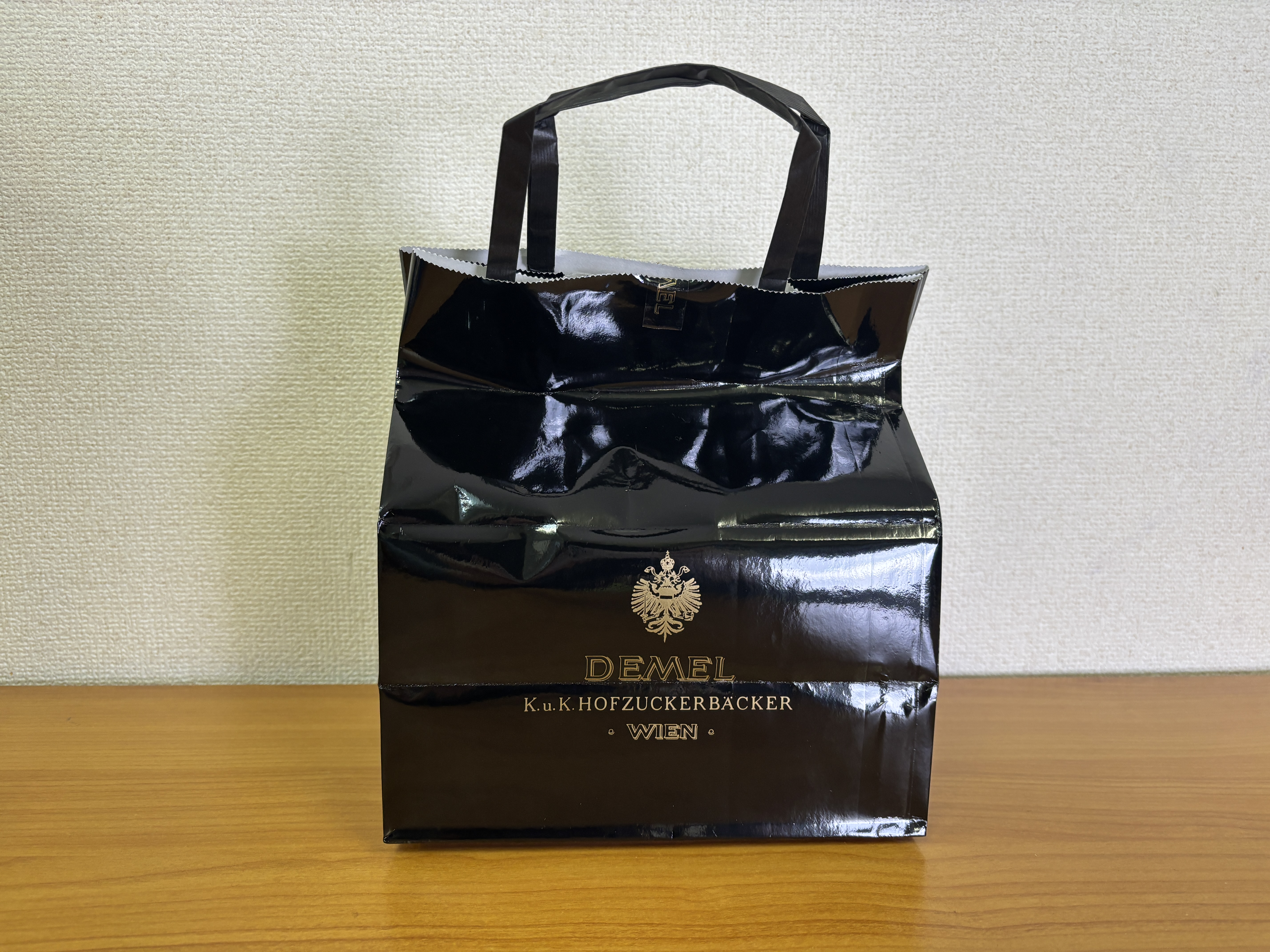 毎年ほとんど中身が変わらないのに「デメル」の福袋を楽しみにしている理由 / 唯一無二で美しいお菓子たち