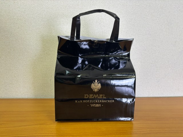 毎年ほとんど中身が変わらないのに「デメル」の福袋を楽しみにしている理由 / 唯一無二で美しいお菓子たち