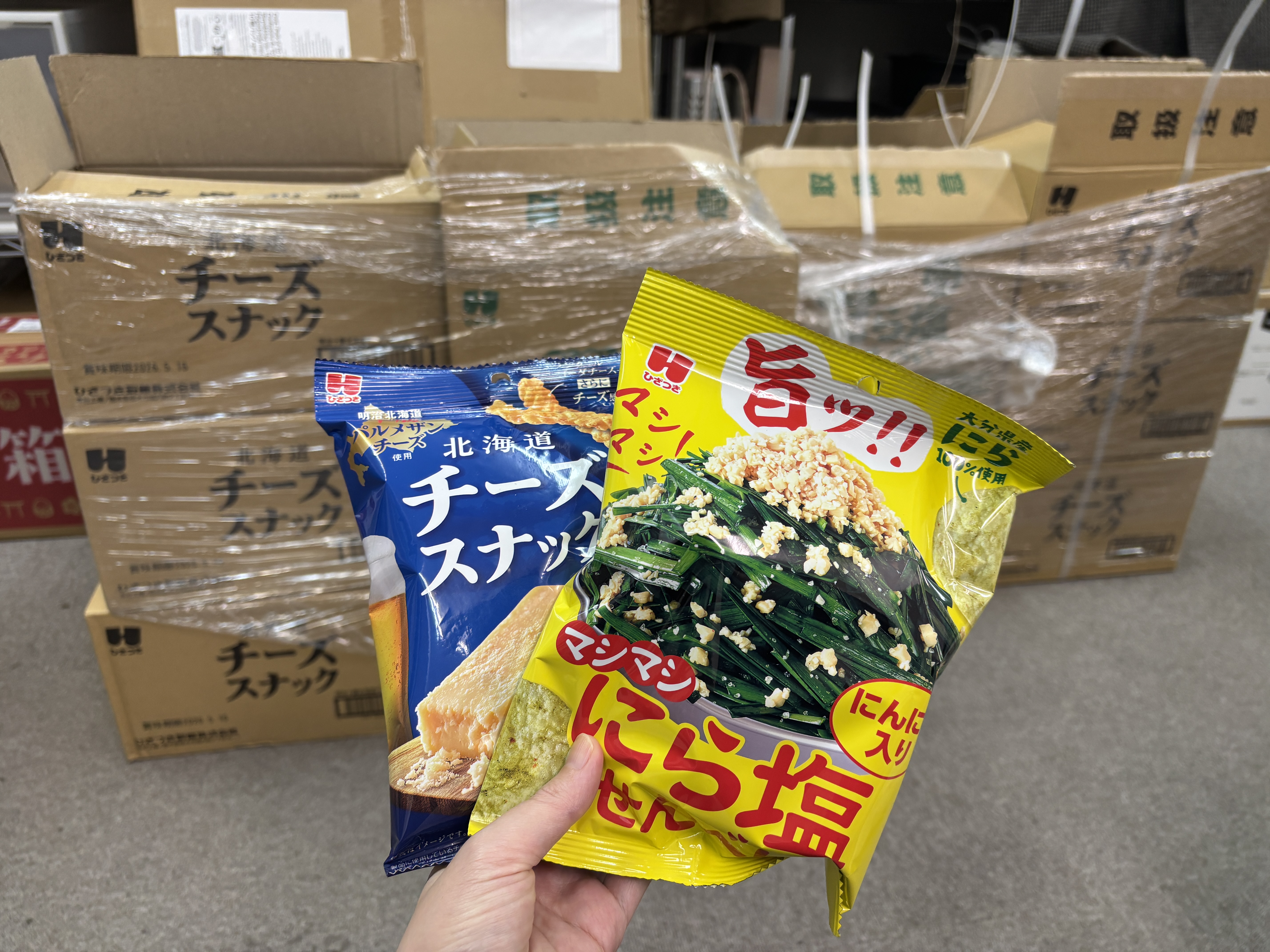 編集部が困惑するレベルで大量の「謎のスナック」が届いたので食べてみた結果 → まさかの感動の再会を果たした