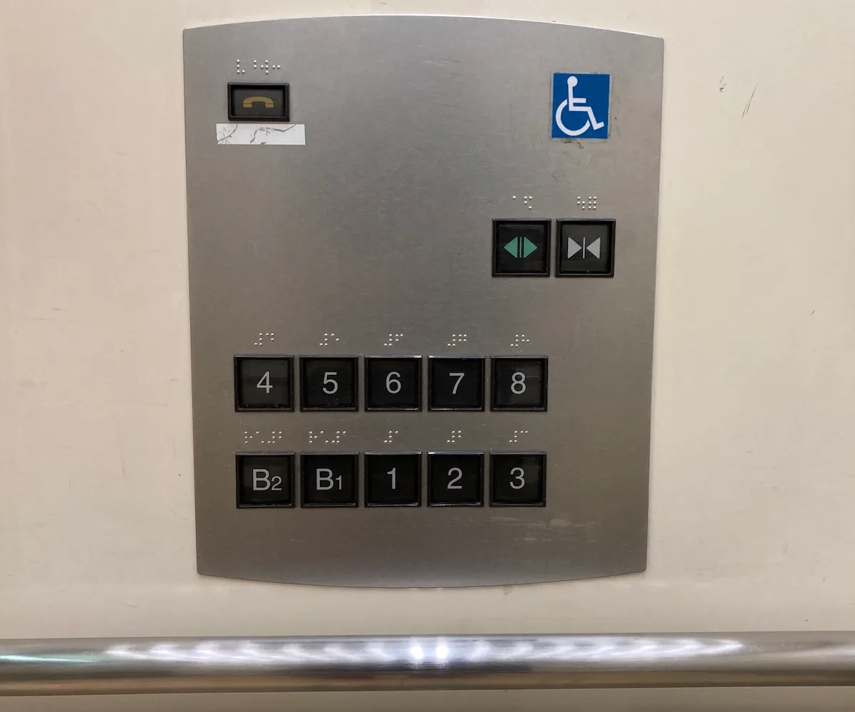 【体験談】エレベーターで先に入った人が最後に出る現象とスマートな振る舞いについて