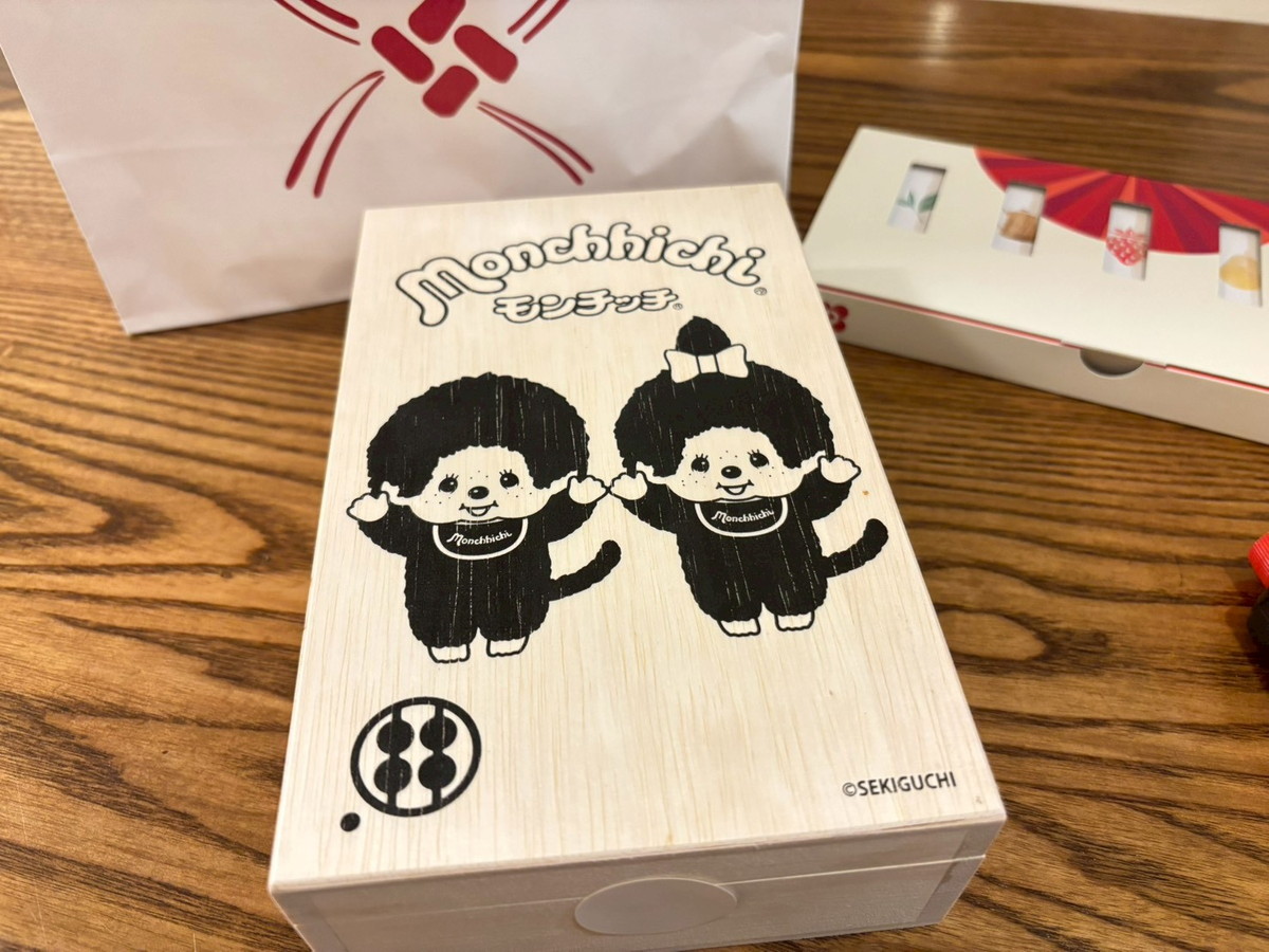 福袋2026】2600円で総額3840円相当。甘味処鎌倉がモンチッチとコラボ 福袋2026】2600円で総額3840円相当。甘味処鎌倉がモンチッチとコラボ
