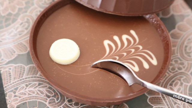 器ごと食べられる！ 3996円で味わうロイズの『生チョコレート プレシャス』が美しすぎた。お酒が効いた本格派の「大人限定ご褒美」